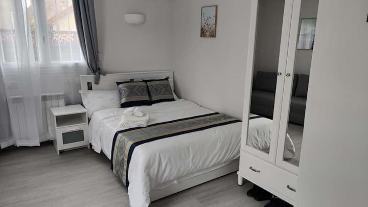 Chambre Privee Pour 4 Personnes En Banlieue Parisienne A Bondy Exterior foto